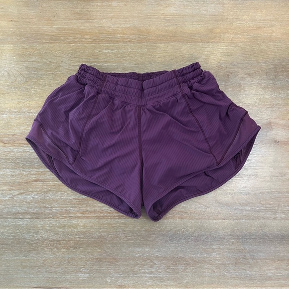 Lululemon Hotty Hot Shorts Size 4 - Picture 1 of 4